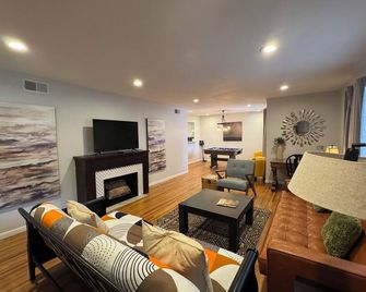 Near Wsu: Bumper Pool And Fire Pit! Hosted By Homes By Cnj - Wichita - Living room