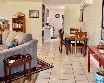 Private two bedroom cottage off Historic Highway 49. - Ahwahnee - Dining room