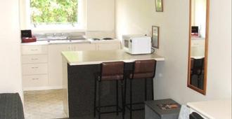 Parkside Motel and Apartments - New Plymouth - Kitchen