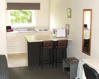 Parkside Motel and Apartments - New Plymouth - Kitchen