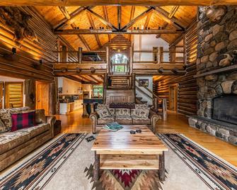 Longbow Lodge on the Lake - Saranac Lake - Obývací pokoj