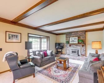 Family-Friendly West Chester Twp Home w/ Pool! - West Chester - Living room