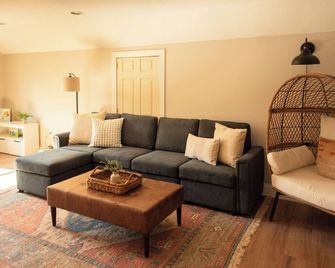 Gorgeous cabin getaway located minutes from both Nashville and Columbus, Indiana - Columbus - Living room