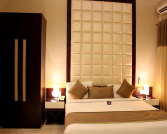 OYO 2617 Hotel Samrat Heavens - Meerut - Slaapkamer