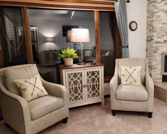 Amazing mountain & ocean VIEWS in exclusive Eagle River neighborhood apartment! - Eagle River - Sala de estar