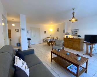 Appartement face à la plage principale du Coz Pors à Trégastel - Réf 612 - Tregastel - Salon