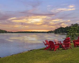 Horseshoe Haven Lake Home With Stunning Views - Turtle Lake - Patio