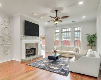 3 Mi to Oglethorpe Mall: Home w/ Fenced Yard! - Savannah - Sala de estar