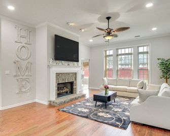 3 Mi to Oglethorpe Mall: Home w/ Fenced Yard! - Savannah - Living room