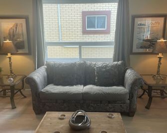 Ultra Close to Clifton Hill & Falls Walk to the Falls & Complimentary Breakfast - Niagara Falls - Living room