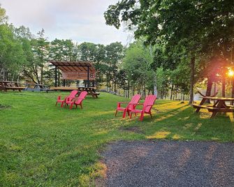 Crabbe Mountain Inn - Millville - Patio