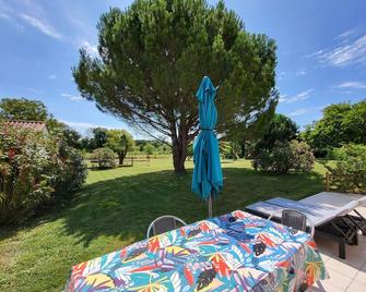 Maison rénovée avec jardin partagé de 2000m² à 1,3 km de la plage Clemenceau, idéale pour 4 personnes - FR-1-426-510 - Saint-Vincent-sur-Jard - Patio