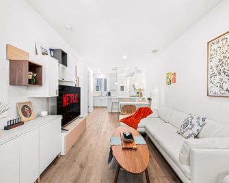 Chic Modern Retreat With Stunning Views - Ontario - Living room