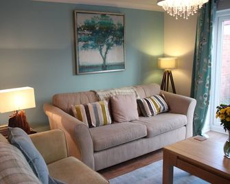 Tumbler Rocks Retreat Luxury family beach retreat with Hot Tub 150 m to beach. - Seahouses - Wohnzimmer