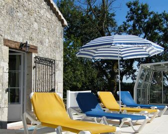 Beautiful Pigeonnier, in very quiet and marvellous property - Montjoi - Patio