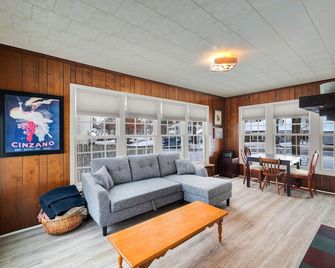 Charming 4BR family home w/ private deck off master, big yard and patio - Topeka - Huiskamer