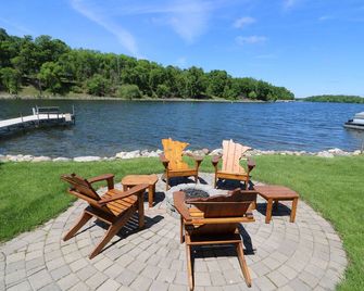 Rare Find - Waters Edge Retreat on Lake Victoria - Alexandria - Patio