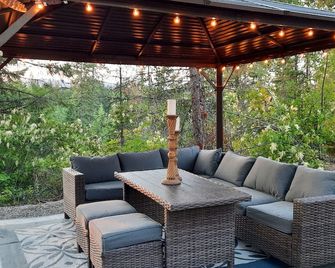 Private RV on 5 acres of wooded land. Sleeps six. Tent camping is available. - Athol - Patio