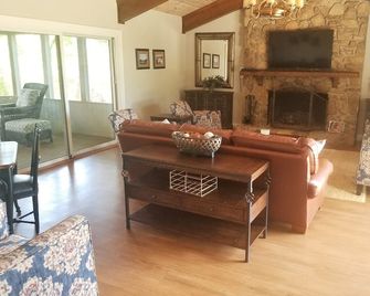 5 Bedroom House In Rock Barn Golf & Spa - Conover - Living room