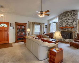1 Cabin Among the Firs - Wawona - Living room