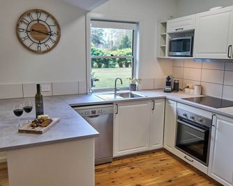 Kick back in a calm, stylish space in the foothills of the Watagan Mountains - Cooranbong - Cocina