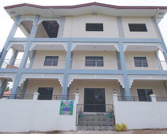 OYO 781 Junie Pension House - Moalboal - Building