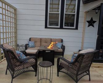 Charming & Updated Cozy/Clean 2 bed house! Luxury beds & covered back patio! - Franklin - Patio