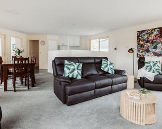 The Sanctuary Devonport - Devonport - Living room