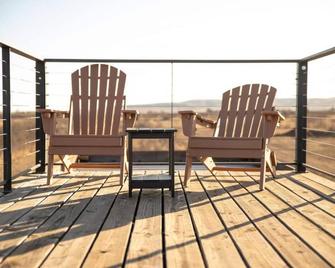 New Endless Sunsets-Container Home - Alpine - Balkong