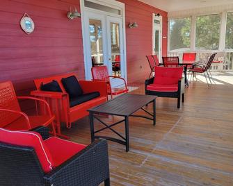Lake Marion's Big Red House. W/ Dock and Kayaks. Pet Friendly please read policy - Manning - Patio