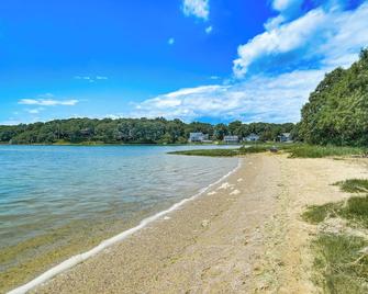 1 Mi to Beach: Cape Cod Family Home in Bourne! - Cataumet - Playa