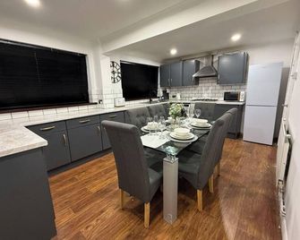 Stylish & Cosy Home in Bridgend with free parking - Bridgend - Küche
