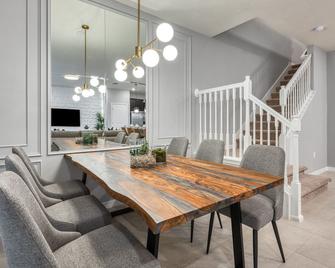 New 5 Bdrm Windsor Island Resort Town Home (Ihr631-1083) - Poinciana - Comedor