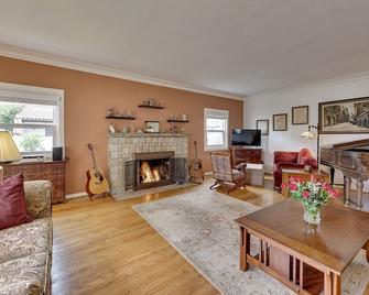 Southern California Vacation Rental: Private Pool! - Ontario - Living room