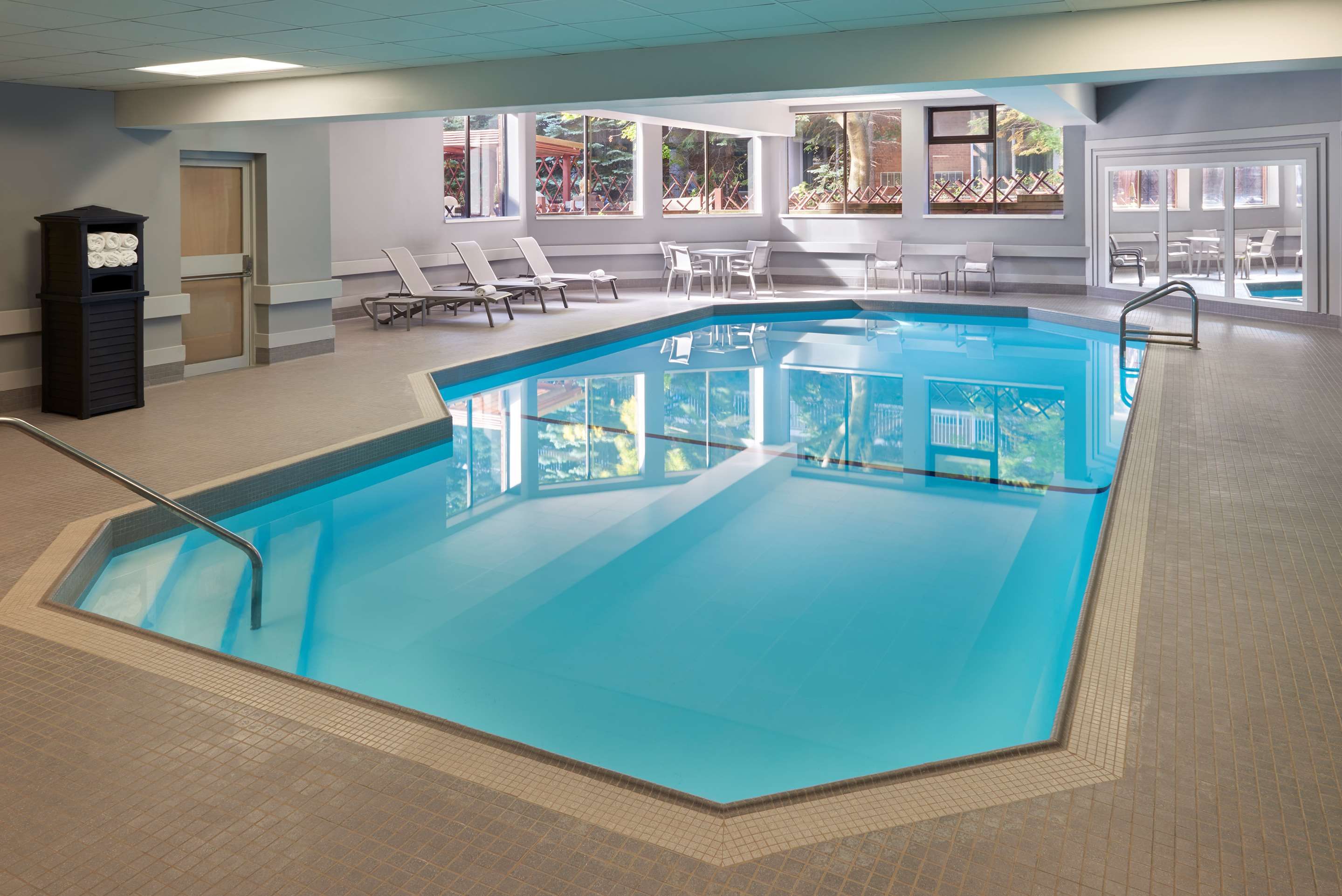 fort wayne hotels with indoor pools
