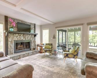 Hot Tub + Fire Pit: Margaritaville Resort Home! - Osage Beach - Living room