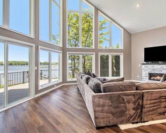 Panoramic view of spectacular all sports lake. 3 bed/3.5 bath - Brighton - Living room