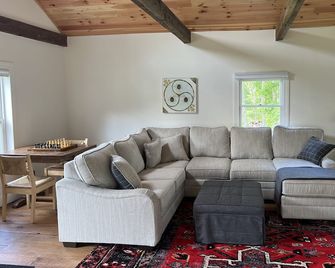Newly Renovated Country Farmhouse. Great room, Large kitchen, Bright 3 bd/2.5 ba - Harpersfield - Sala de estar