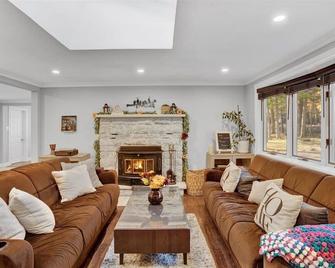 Serene Pocono Escape Hot Tub Lake Access - Albrightsville - Sala de estar