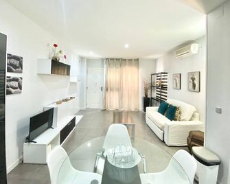 Cardenosa 20 Asamblea-Centro - Madrid - Living room