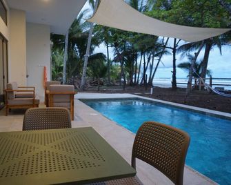Luxury villa steps from the beach. Relax in a beautiful and almost desert beach - Bejuco - Pool