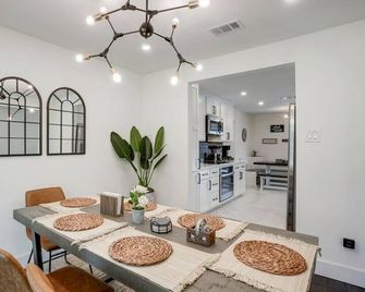 Modern Luxury Home, Pool Oasis & Backyard Retreat - Plano - Eetruimte