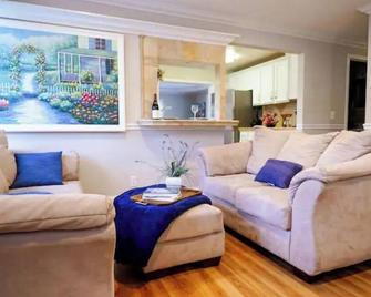 Picture Perfect Paradise 3br / 3ba - Orange Park - Living room