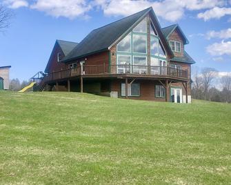Spectacular Mountain Views from this Chalet Near Ski Resort and Lake - Newport - Edificio