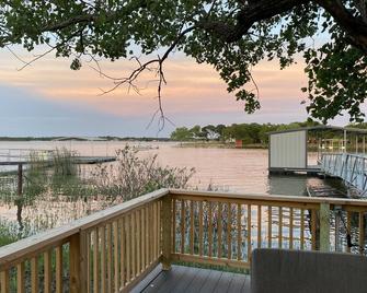 Quiet lakefront home. on Lake Leon, Eastland TX. 90 min to Fort Worth. - Eastland - Balcony