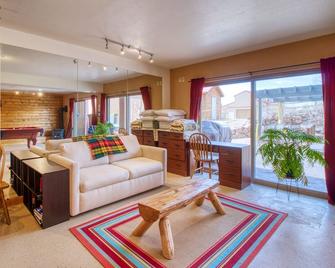 Cabin On 10 Acres With Private Hot Tub, Views Of Pikes Peak - Woodland Park - Living room