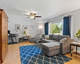 Modern, Spacious Home near Cedarburg - Perfect for Families and Girls' Getaways! - Grafton - Sala de estar