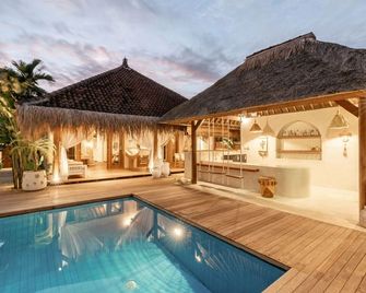 كاستاواي - جزيرة نوسا بينيدا - حوض السباحة