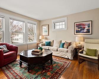 6 Room: 2+ Bedroom: Sunny Quintessential Boston - Boston - Living room