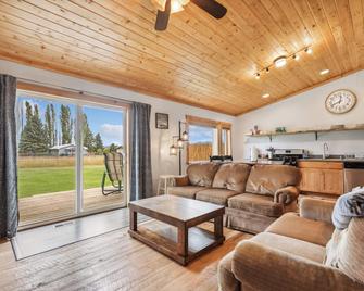 Explorer's Basecamp - Kalispell - Living room